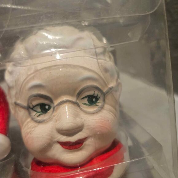 Santa and Mrs Claus Ceramic Salt and Pepper Shakers Holiday Home - Picture 2 of 7